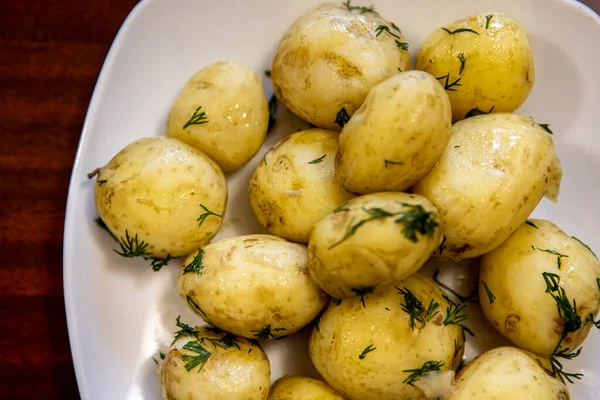 Mladé vařené brambory na talíři. Lahodný domácí zeleninový oběd — Stock fotografie