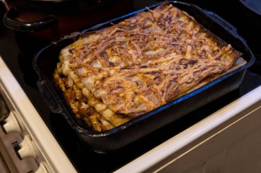 Hazır İtalyan lazanyası formunda. Lezzetli, ev yapımı yemekler.