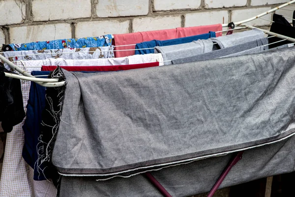 Nyári szárító kint a mosógépen a friss levegőn. — Stock Fotó