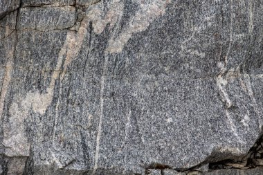 Büyük taş dokusu ve arka planı. Taş ocağı yosunla kaplanmış.