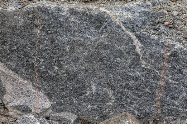 Textura de piedra principal y fondo. Cantera cubierta de musgo —  Fotos de Stock