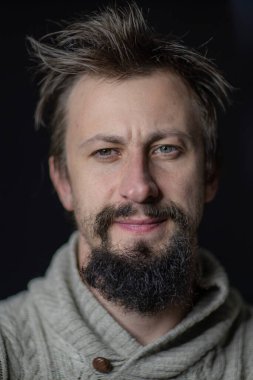 Sakallı genç bir adam süveter içinde buruşuk bir görünüme sahipti. Alkolizme karşı mücadele