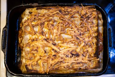 Fırın için tavada lazanya pişirdim. İtalyan ev yemeği.