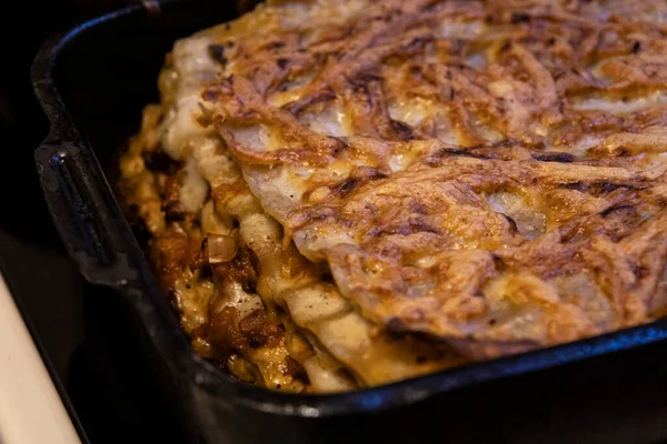 Lagad lasagne i kastrull för ugn. Italiensk husmanskost — Stockfoto