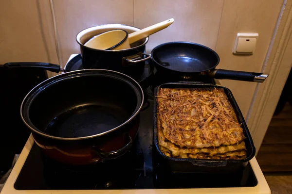 라자냐를 프라이팬에서 오븐에 넣고 요리했습니다. 이탈리아 요리 — 스톡 사진