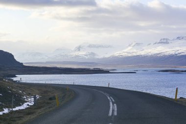 Mavi, berrak denizin güzel manzarası. Adadan Atlantik Okyanusu manzarası