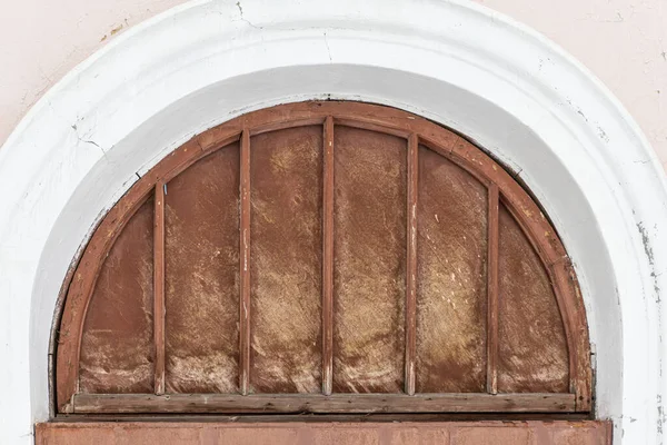 Ημικυκλικό τοξωτό παράθυρο με παλιές μεταλλικές μπάρες πάνω του — Φωτογραφία Αρχείου