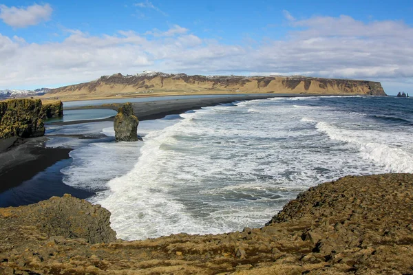 Ακτογραμμή του Ατλαντικού Ωκεανού στην Ισλανδία, με όμορφα βράχια και βουνά — Φωτογραφία Αρχείου