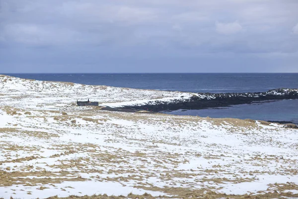 De kustlijn van de Atlantische Oceaan in IJsland, met prachtige rotsen en bergen — Stockfoto