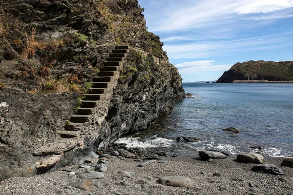 Falésias costeiras e escadas em pedra na costa do mar Mediterrâneo em Espanha — Fotografia de Stock