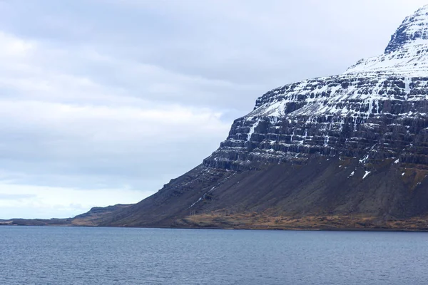 De kustlijn van de Atlantische Oceaan in IJsland, met prachtige rotsen en bergen — Stockfoto