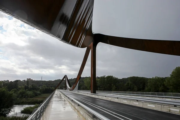 Hermoso puente metálico en España. Interesante diseño del edificio — Foto de Stock