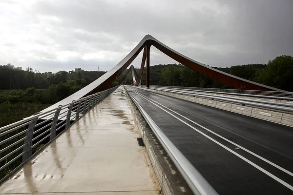 Hermoso puente metálico en España. Interesante diseño del edificio — Foto de Stock