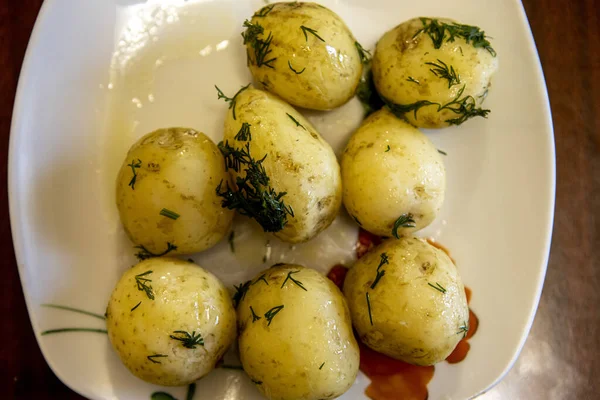 Plat fait maison. Pommes de terre jeunes bouillies à l'aneth et au beurre . — Photo