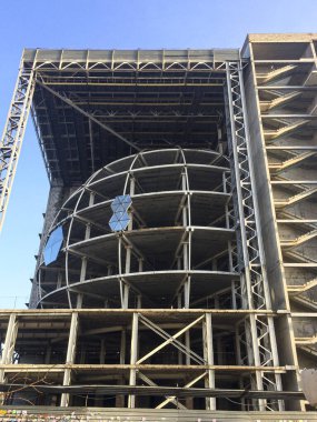 İnşaat evresindeki yeni bina. Sütunlar ve kirişler