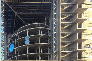 İnşaat evresindeki yeni bina. Sütunlar ve kirişler