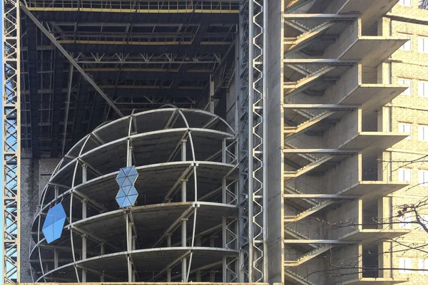 Le nouveau bâtiment pendant la phase de construction. Colonnes et poutres — Photo