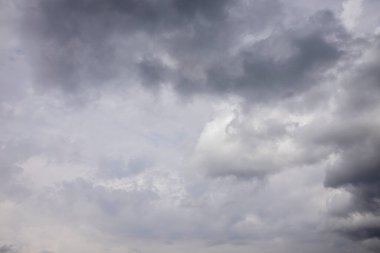 Gökyüzünde şiddetli yağmur bulutları. güzel arkaplan ve doku