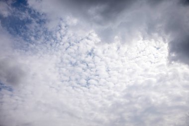 Gökyüzü, Cirrus ve Cumulus bulutlarıyla güzel bir arkaplan