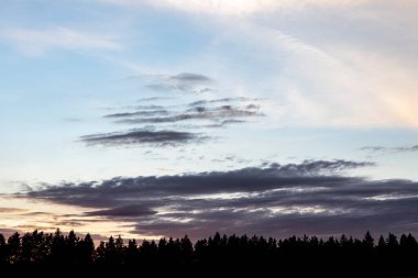 Fırtınadan önceki güzel gökyüzü. Bulutlu arkaplan ve doku