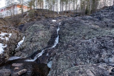 Su, nesli tükenmiş tarih öncesi bir volkanın eski kraterine akar.