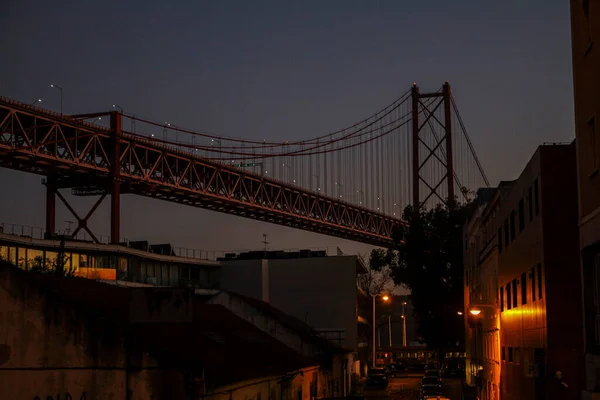 Nachtansicht der berühmten Brücke vom 25. April in Lissabon über die Stadt — Stockfoto