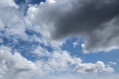 Fırtınadan önceki güzel gökyüzü. Bulutlu arkaplan ve doku