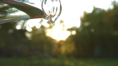 Ayçiçek yağı dökülen. Ağır çekim. Yakın çekim.