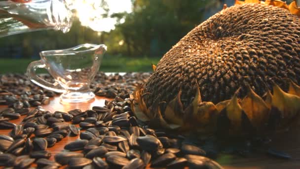 Olio di girasole e semi di girasole sulla natura. Rallentatore . — Video Stock