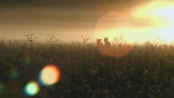 Un homme et une femme regardant dans le brouillard. Au ralenti. 2 coups de feu — Video