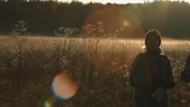 Erkek ve kadın harita arıyoruz. Ağır çekim. Yatay pan.