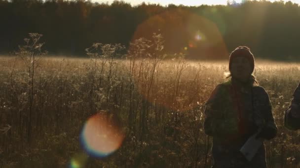 Man en vrouw zoekt kaart. Slow-motion. Horizontale pan. — Stockvideo