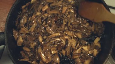Fried mantar. 2 tekila. Yakın çekim.