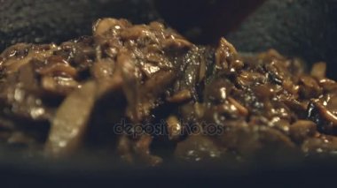 Fried mantar. Ağır çekim. 2 tekila. Yakın çekim.