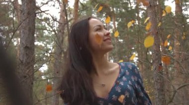 Genç kadın düşen yaprakları hayran.