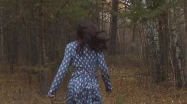 Orman chase. Ağır çekim.