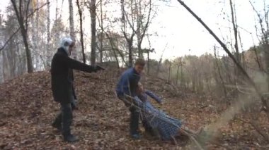 Adam ve kız ormanda Katil yakalandı.