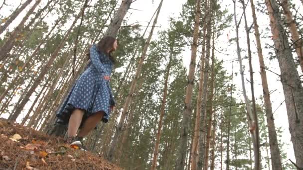 A dançar na floresta de pinheiros. 2 Tiros . — Vídeo de Stock