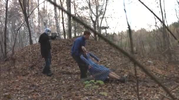 Le voyou a capturé le gars et la fille dans la forêt . — Video