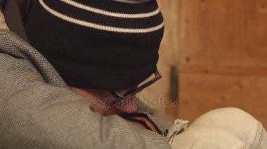 Bir kişi, ikamet ettiği belirli bir yer olmadan.
