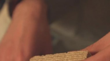 Bir yakın çekim çikolatalı gözleme yıkar.