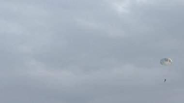 İki paraşütçü gökyüzünde. 3 çekim.