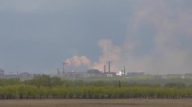 Kahverengi duman bulutu içinde electrometallurgical bitki.
