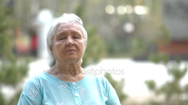 Portret van een grootmoeder in het park. — Stockvideo