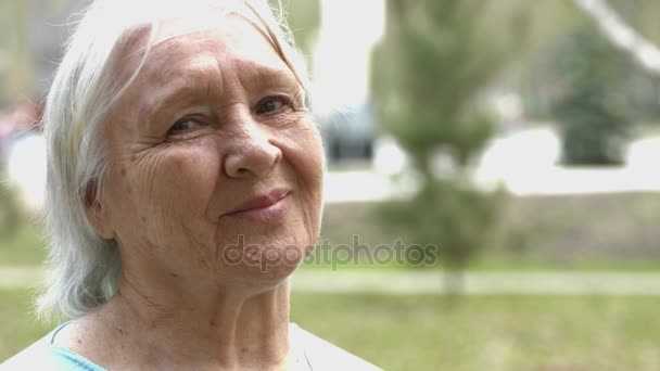 Retrato de una linda y alegre abuela en el parque. Primer plano . — Vídeo de stock