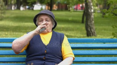 Büyükanne vaping elektronik sigara. Ağır çekim.