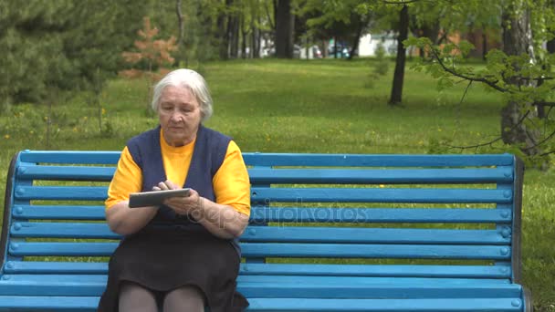 Abuela utiliza una tableta . — Vídeos de Stock