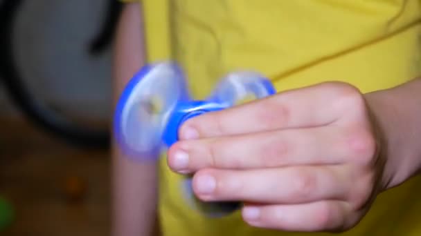 Spinner tournant dans les bras de l'enfant .