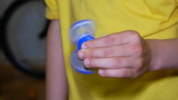 Spinner spinning in the arms of the child. — Stock Video