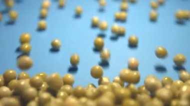 Mavi bir arka plan üzerinde konserve yeşil bezelye. 2 tekila. Yatay pan. Yakın-up.1. konserve yeşil bezelye haddeleme aşağı üzerinde mavi bir arka plan ve dolgu tüm uzay frame.2. Yatay (sağdan sola) panorama.